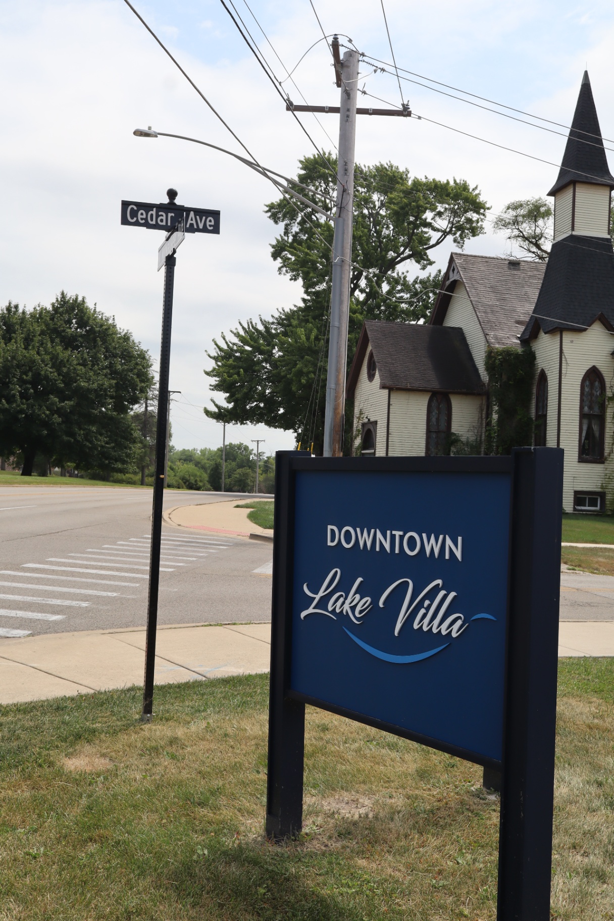 Downtown Lake Villa sign at Cedar Ave — a block from Tangles Salon